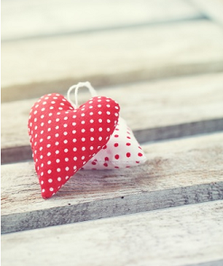 Zwei Herzen auf einer Bank